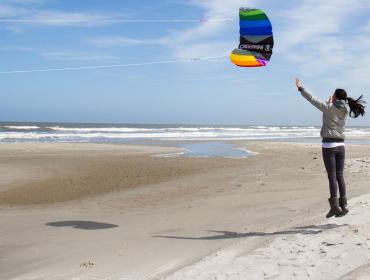 Homepage afbeelding Vrouw met vlieger op het strand